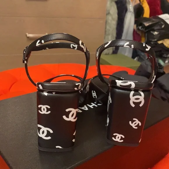 Chanel - Picture 7 of 16